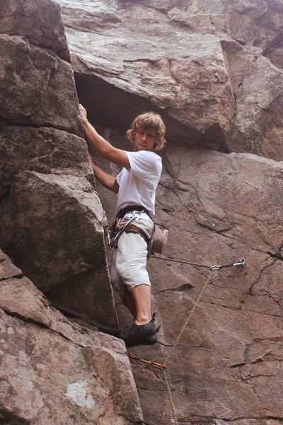 Climberl na skále — Stock fotografie