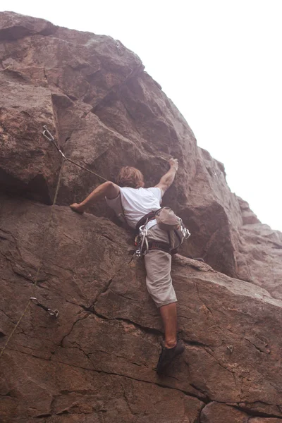 Climberl op rots — Stockfoto