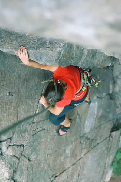 Arrampicante ragazza su roccia — Foto Stock