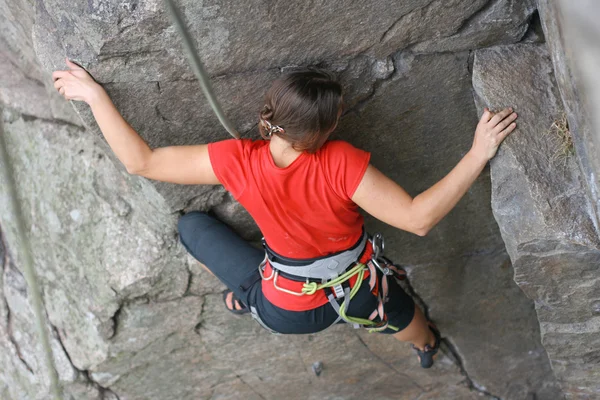 Arrampicante ragazza su roccia — Foto Stock