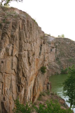 Yaz aylarında göl kenarındaki taş