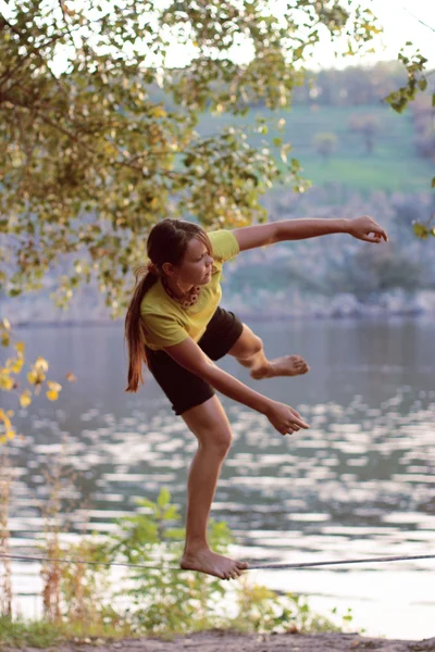 Mädchen läuft auf Slackline — Stockfoto