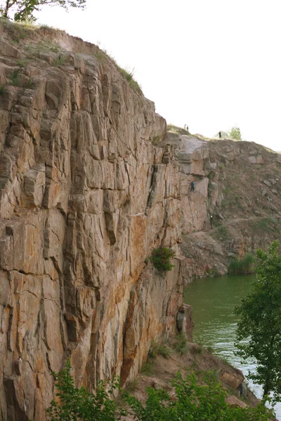 Rocce intorno al lago in estate — Foto Stock