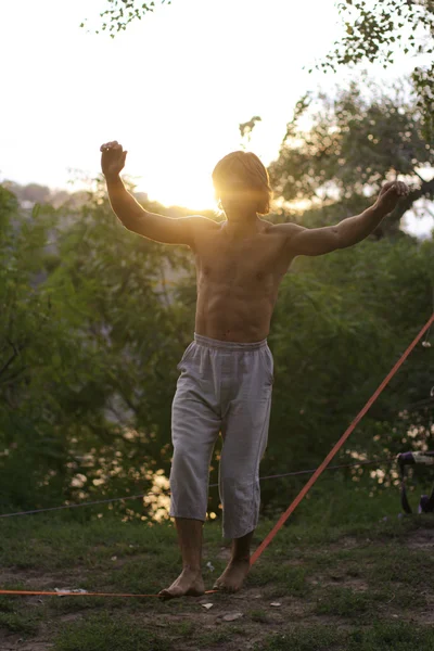 Człowiek idzie na Slackline — Zdjęcie stockowe