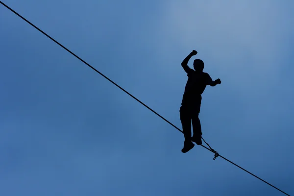 Hombre caminando en el highline — Foto de Stock