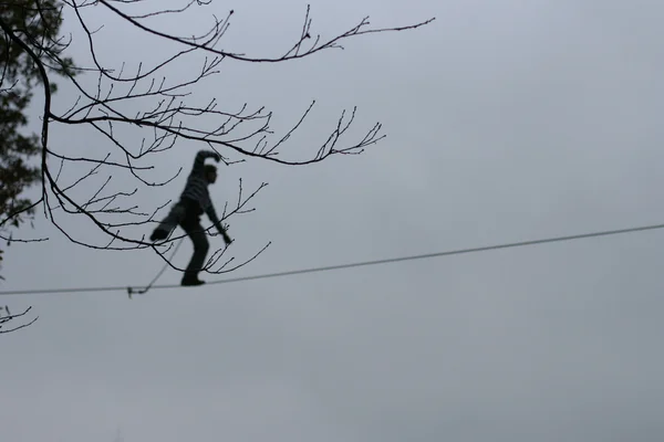 Oddział w tle man walking na highline — Zdjęcie stockowe