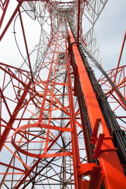 Torre de las telecomunicaciones con una luz del sol