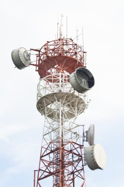 Torre de las telecomunicaciones con una luz del sol