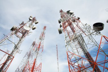 Torre de las telecomunicaciones con una luz del sol