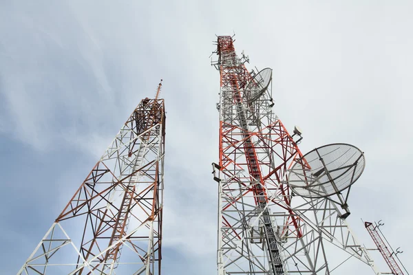 Telecommunicatie toren met een zonlicht — Stockfoto