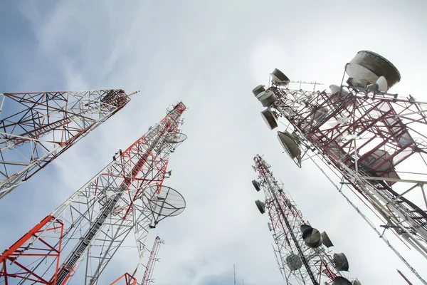 Телекоммуникационная башня с солнечным светом — стоковое фото