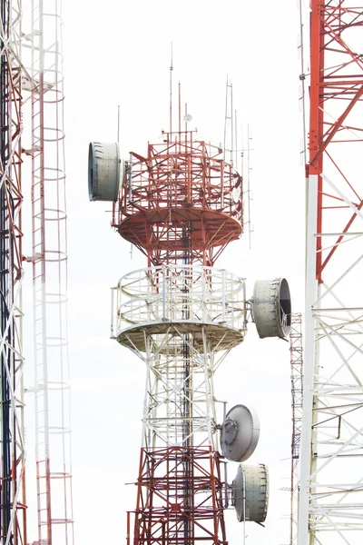 Telecommunicatie toren met een zonlicht — Stockfoto