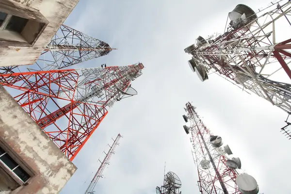 Telecommunicatie toren met een zonlicht — Stockfoto