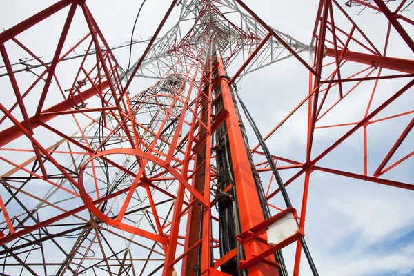 Tour de télécommunication avec lumière du soleil — Photo