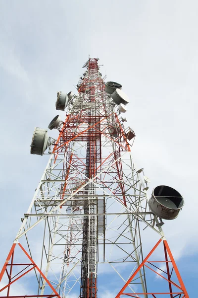 Telecommunicatie toren met een zonlicht — Stockfoto