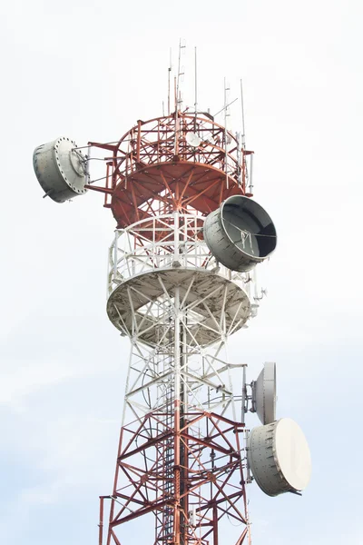 Telecommunicatie toren met een zonlicht — Stockfoto