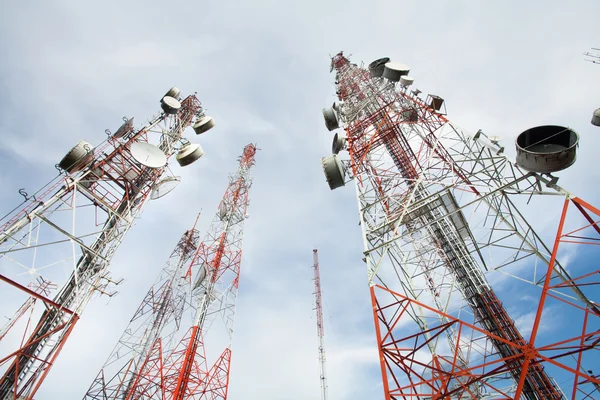 Telecommunicatie toren met een zonlicht — Stockfoto