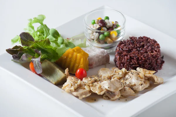 Salat, gesunde Kost auf weißem Teller — Stockfoto