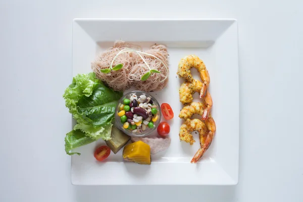 サラダ、白い皿の上健康食品 — ストック写真