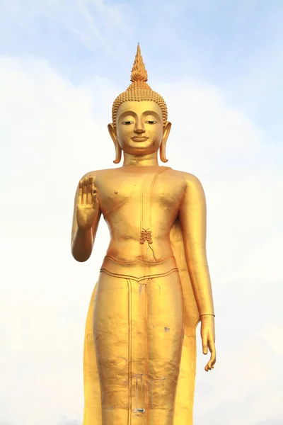 Εικόνα του Βούδα με φόντο του ουρανού — Φωτογραφία Αρχείου