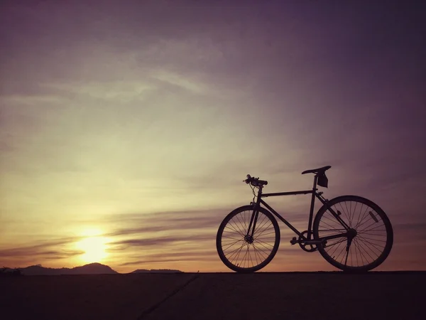 Un vélo et le lever du soleil le matin — Photo
