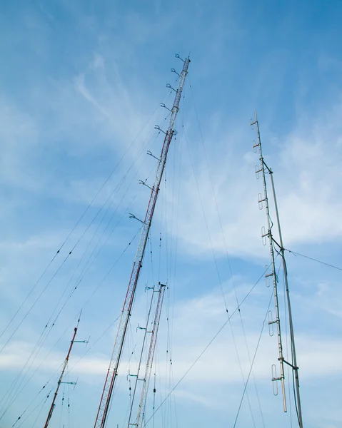 Telecommunicatie torens met hemelachtergrond — Stockfoto