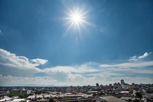 Sonnenstrahl über der Stadt — Stockfoto