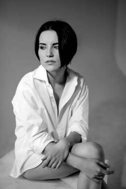 Kısa saçlı kız bir stüdyoda