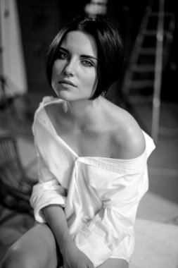 Kısa saçlı kız bir stüdyoda