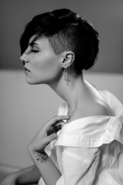 Kısa saçlı kız bir stüdyoda