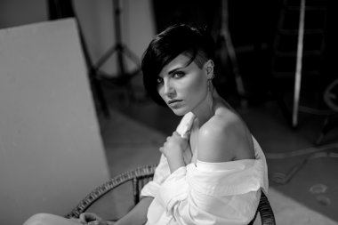 Kısa saçlı kız bir stüdyoda