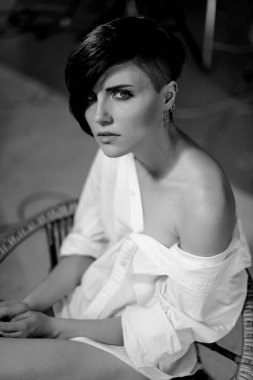 Kısa saçlı kız bir stüdyoda