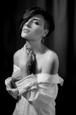 Kısa saçlı kız bir stüdyoda