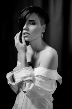 Kısa saçlı kız bir stüdyoda