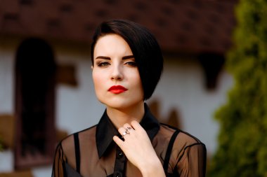 Siyah kırmızı dudaklar ile kız