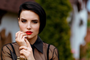 Siyah kırmızı dudaklar ile kız