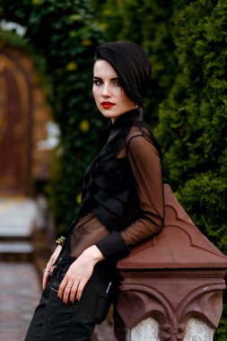 Siyah kırmızı dudaklar ile kız