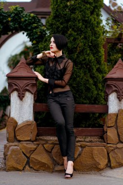 Siyah kırmızı dudaklar ile kız