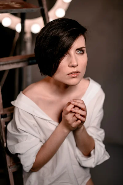 Chica de pelo corto en un estudio — Foto de Stock