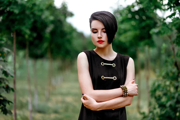 A menina no jardim verde, parque — Fotografia de Stock