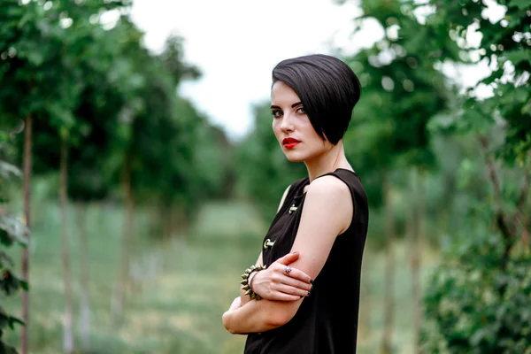 A menina no jardim verde, parque — Fotografia de Stock