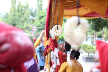 Geleneksel Endonezya Bağımsızlık Günü Oyunu için Asılan Krakerler