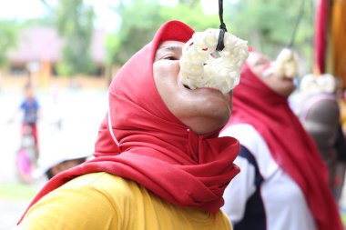 Endonezya Bağımsızlık Günü Kutlaması sırasında Kraker Yeme Yarışması