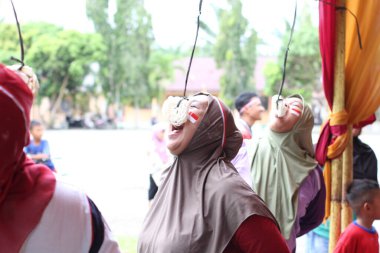 Endonezya Bağımsızlık Günü 'nde Kraker Yeme Yarışmasına Katılan Kadınlar