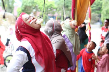 Endonezya Bağımsızlık Günü 'nde Geleneksel Kraker Yiyen Kadınlar Yarışması