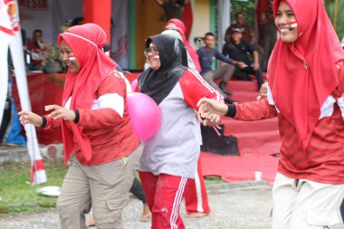 Endonezya Bağımsızlık Kutlaması sırasında Balon Oynayan Kadınlar