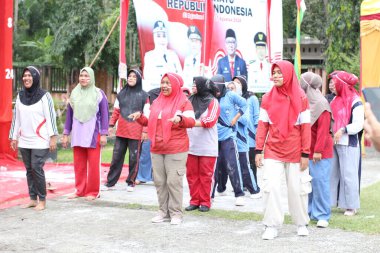 Endonezya Bağımsızlık Kutlaması sırasında Topluluk Oyunlarına Katılan Kadınlar