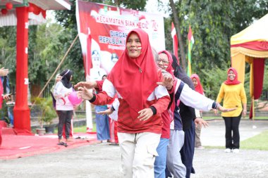 Riau, Endonezya - 17 Ağustos 2024: Endonezya Bağımsızlık Günü Topluluk Oyunları Kırmızı Beyaz Tema 'da Kadınlar Takımla Mücadele