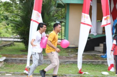 Endonezya Bağımsızlık Kutlamasında Erkekler Geleneksel Balon Oyunu Oynuyor