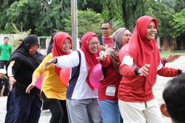 Riau, Endonezya - 17 Ağustos 2024: Endonezya Bağımsızlık Günü Kadınlarla Balon Taşıma OyunuName